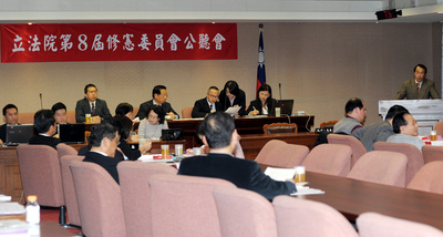 立法院第8屆修憲委員會十場公聽會結束後，修憲委員會今天（18日）初審將勞動權、環境權納為憲法保障的基本人權。（中央社資料照片）