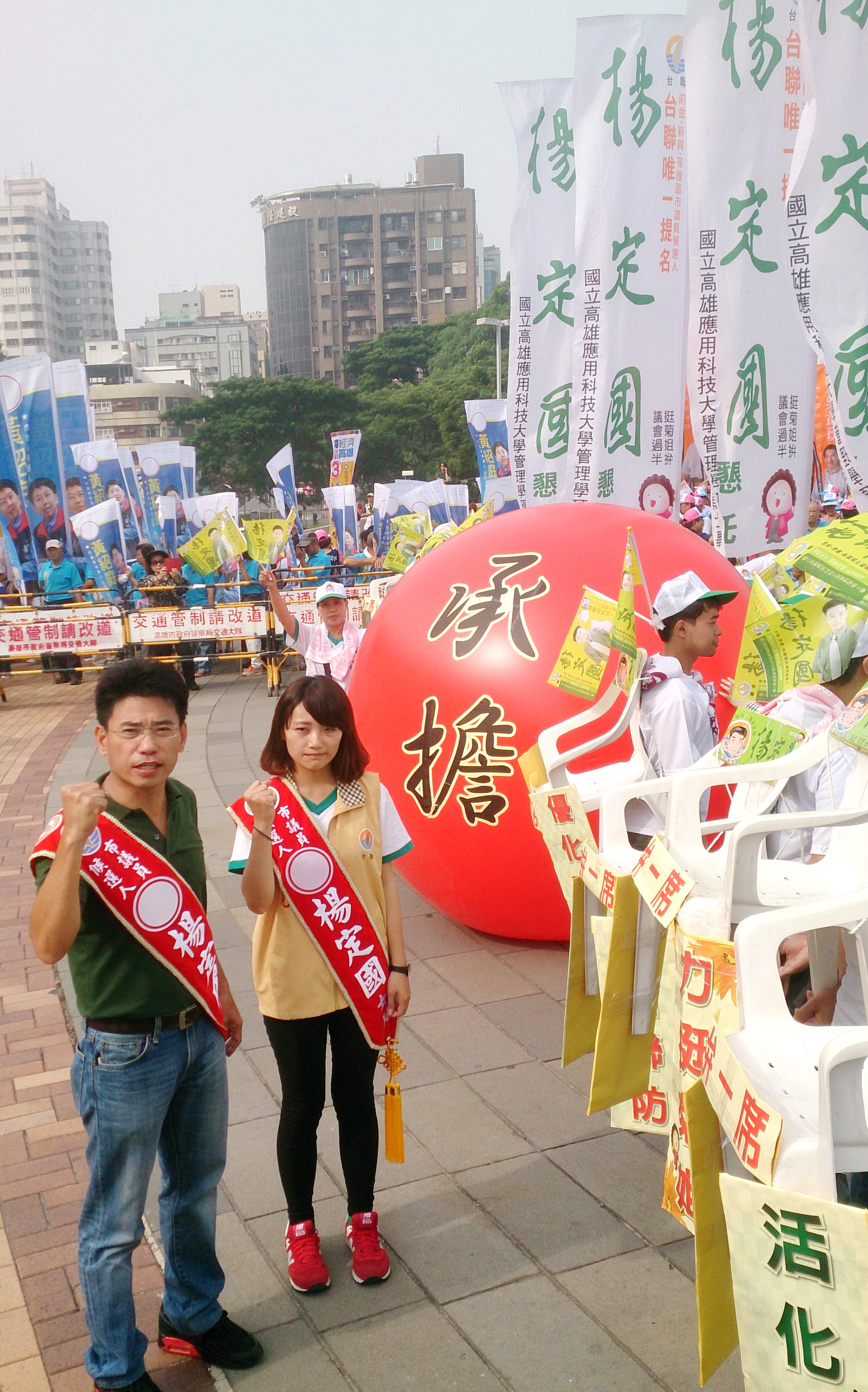  楊定國與女兒順利抽到Lucky 7，楊定國說，象徵台聯提名的7位候選人全上。（記者陳俊廷攝）  