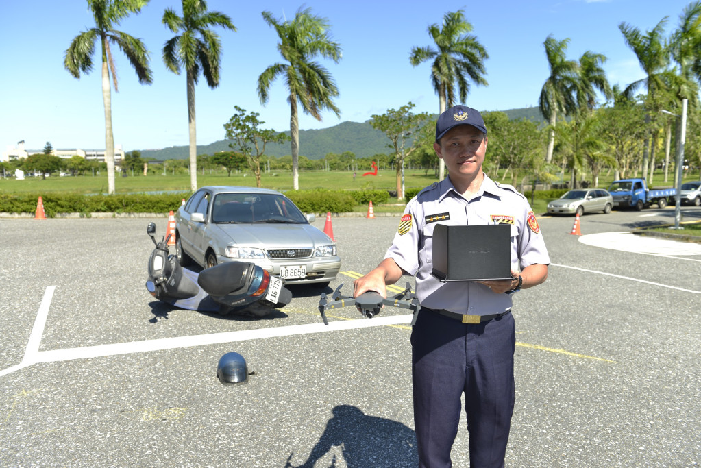 花蓮警方與學術單位研發空拍機處理車禍事故現場蒐證繪製圖等作業，節省時間並提升效率。圖／東華大學提供