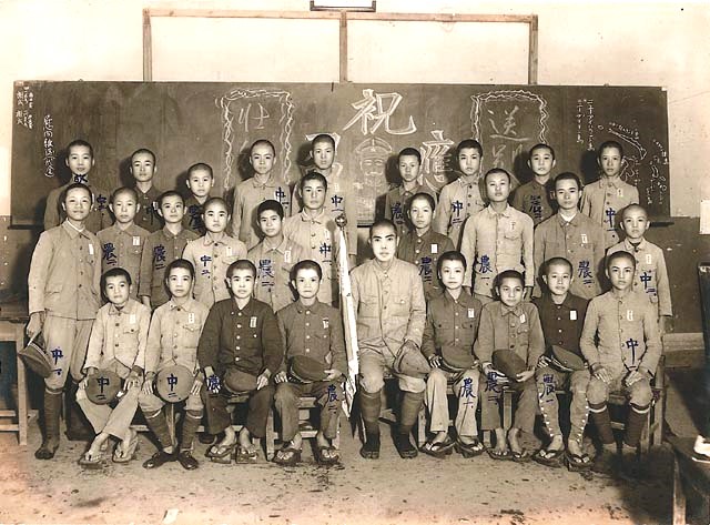 二戰時期台籍學生日本兵出征前合影。（圖：取材自維基百科）