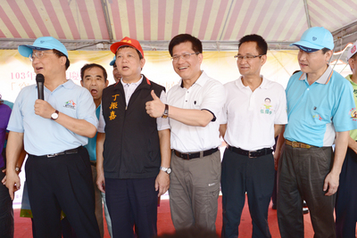 台中市長國民黨傳陣前換將？圖為藍綠參選人胡志強（左）、林佳龍（右3）端午公開活動同台畫面。(中央社檔案照)