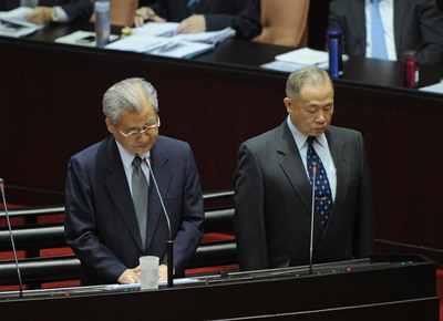行政院長毛治國（左）7日在立法院答詢時表示，阿帕契事件反映國軍「軍紀完全禁不起考驗」，「我可以為這個事道歉」，這件事非常嚴重，會深切反省，右為國防部副部長陳永康。（中央社）20150407