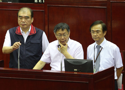 北市議員劉耀仁表示，31年前螢橋國小硫酸事件檢討報告和北投女童割喉案，內容大同小異，痛批文官制度沒有進步，官僚對不起人民，台北市長柯文哲保證月內提完整報告，具體落實。（中央社資料照）