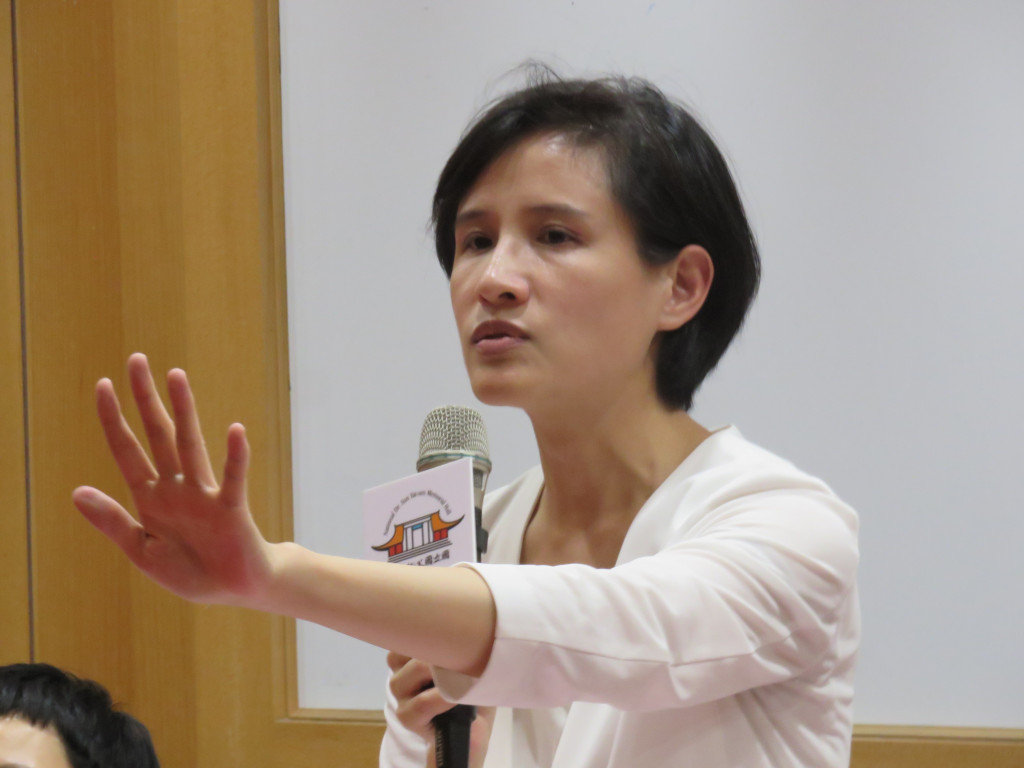 文化部今（12）日下午邀集電影產業，學術界等代表100多位代表舉行公聽會，文化部長鄭麗君表示，上任後，一直聽到大家提到台灣影視產業的危機，「我們必須要打國家隊」。會中獲致共識，文化部將進一步制定電影法施行細則等相關規範，並先針對產業界公開資訊，未來將朝建構即時系統方向努力。圖／唐詩