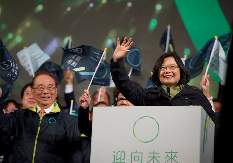 民進黨選前預測國會拿６４席都被笑說「驕傲」了，沒想到居然拿了６９席！ (黃謙賢攝20160116)