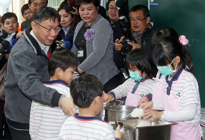 台北市長柯文哲（左）5日到公館國小視察，了解學校午餐菜色品質。（中央社）
