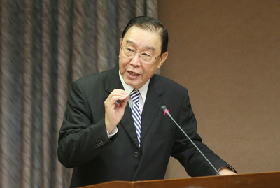 新任公共工程委員會主委許俊逸（圖）22日首度在立法院交通委員會備詢，許俊逸數度詢問幕僚，立委質疑對業務太生疏、要加油。(中央社)