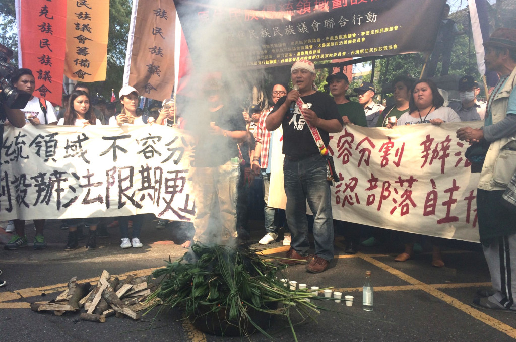 原住民團體5日在立法院門口點狼煙宣示將回到部落自行劃設並公告傳統領域範圍。圖／李秉芳