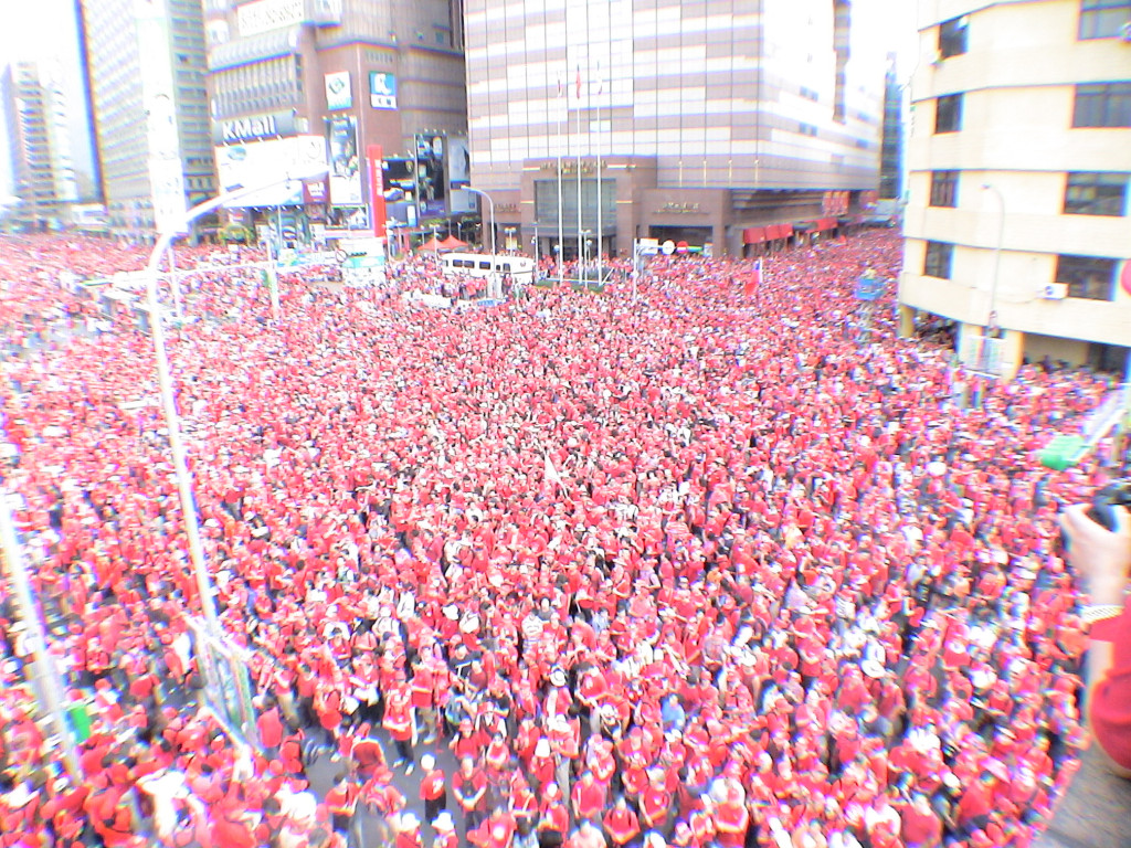 2006年，紅衫軍長達一個月的倒扁行動，發動對本土政權赤裸裸的政治鬥爭。諷刺的是，運動重大催力之一的國務機要費案，後來判決無罪。圖／Wiki, Orion tw, 20161213