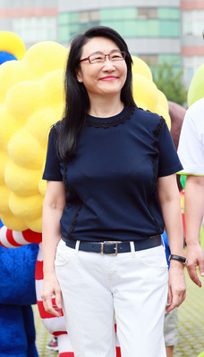 宏達電宣布大降財測後，6日也於桃園舉辦2015 HTC家庭日，HTC董事長暨執行長王雪紅絕口不提虧損，仍舊帶著信心滿滿的笑容強調，今年仍將是非常突破的一年，但卻遭財信傳媒董事長謝金河公開質疑，股東會明知虧損卻不說清楚，領導人品格令人質疑。（宏達電提供，中央社）