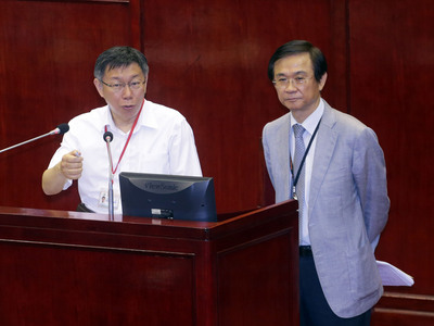 台北市長柯文哲（左）今天（1日）下午赴議會接受質詢時，承諾會尊重高中生反黑箱課綱行動，不會藉教官、教師的關心之名，行施壓之實。圖右為台北市教育局長湯志民。（中央社資料照片）