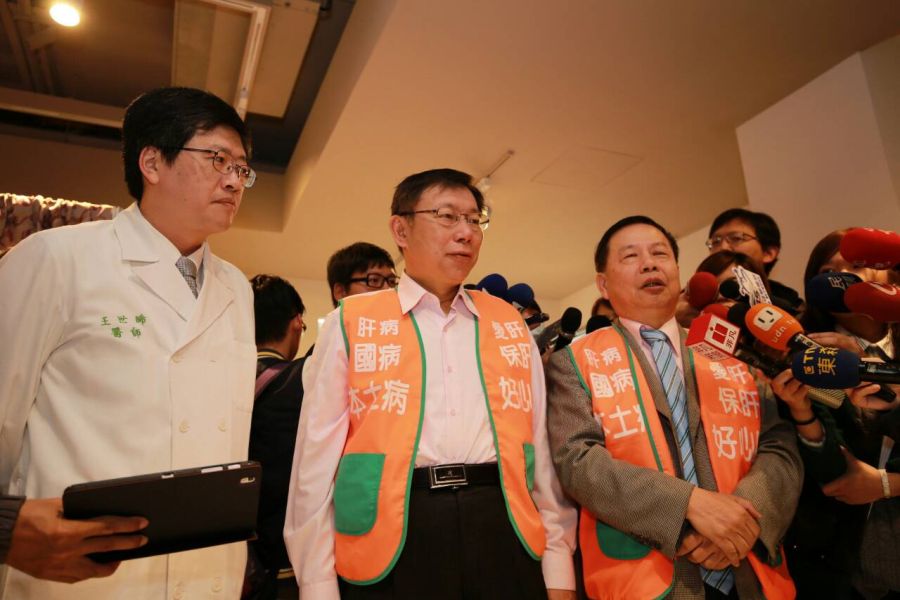 無黨籍台北市長候選人柯文哲16日出席肝病防治基金會超音波義診活動。（柯文哲競選辦公室提供）