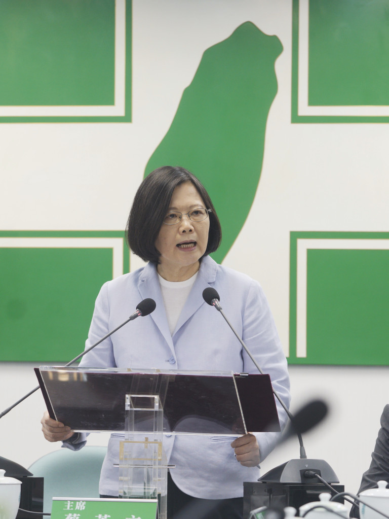 洪秀柱出席王拓告別式，民進黨主席蔡英文有感而發希望希望朝野放下歧見，攜手合作。圖/張良一（資料照片）