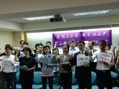 反黑箱課綱行動聯盟呼籲撤回黑箱的高中微調課綱。(圖：中央社)