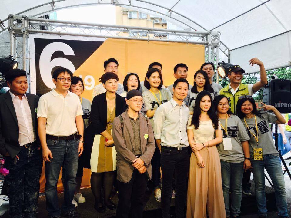 時代力量今(19)日成立台北市黨部,民進黨和第三勢力多人到場祝賀。(時代力量提供20160619)
