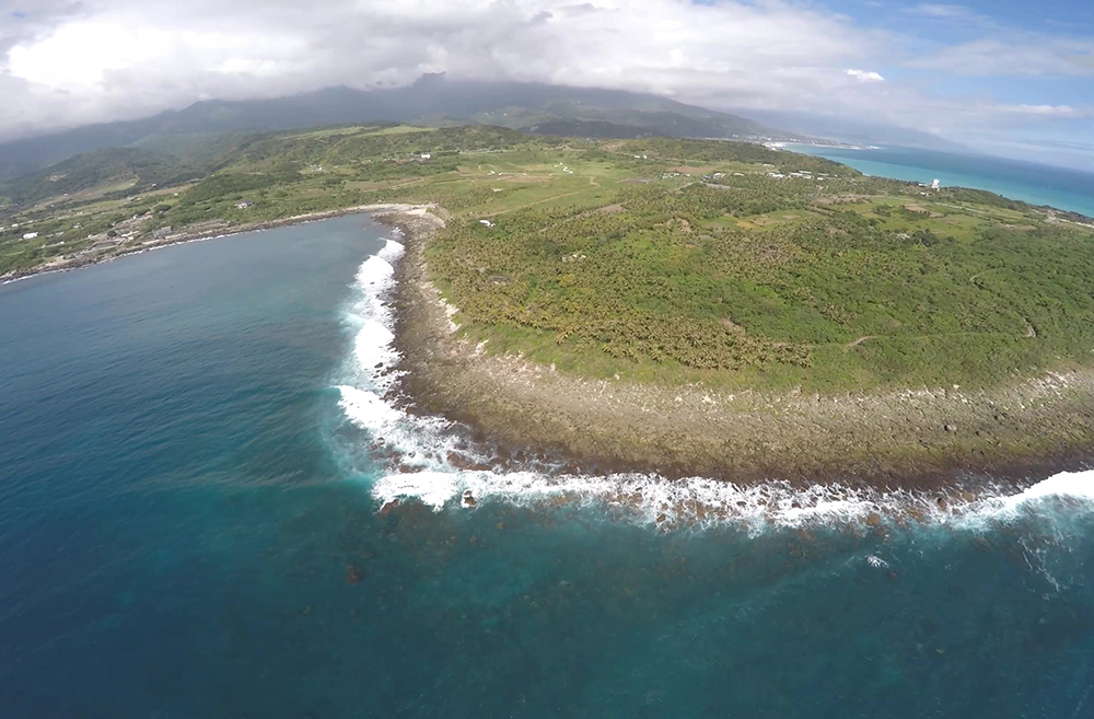每天數百台遊覽車呼嘯過家門是東海岸每天上演的戲碼，觀光業蓬勃發展初像是喜劇，但突如其來龐大無法管理的衝擊卻成為鬧劇。政府還期待突破千萬人次的觀光政策，更讓人擔心是場悲劇。(圖為東海岸基翬。由印象東海岸粉絲專頁提供）