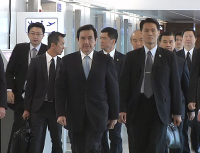 總統馬英九（前中）24日搭乘華航專機前往新加坡，弔唁新加坡前總理李光耀，消息人士指出馬是以友人身分前往，但他「到哪都是總統」。（中央社）20150324