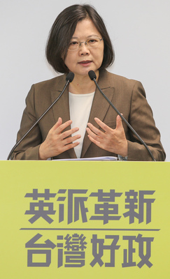 民進黨總統參選人蔡英文今(15)日出席食品安全政策記者會，說明政策核心「食安五環」。(中央社提供)20151015