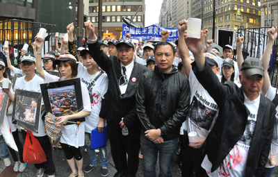 中國民運人士王丹（中右）、王軍濤等200多人3日晚上在時報廣場舉行六四天安門事件25週年紀念燭光晚會。（中央社）