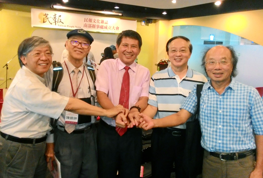 圖中黃昭展大難不死,逃過一劫,左起黃文龍、陳順勝 、曹賜斌。(記者陳俊廷攝)