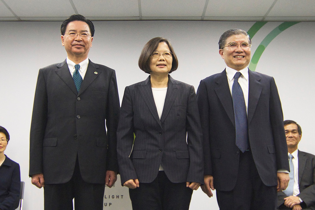 今年4月份,蔡英文就決定由兩位政大老同事兼國安老戰友林碧炤(右)吳釗燮(左)分掌府秘書長和國安會,不過才過了半年,林碧炤已經請辭獲准。民報資料照片20160415