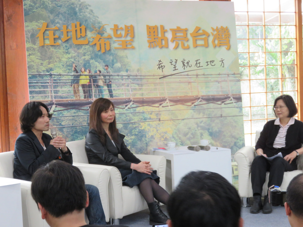 民進黨主席蔡英文今天出席「在地希望，點亮台灣」影像紀錄發佈記者會，公布兩支短片，並與導演吳米森、作家平路對談。（記者林冠妙攝20150416）