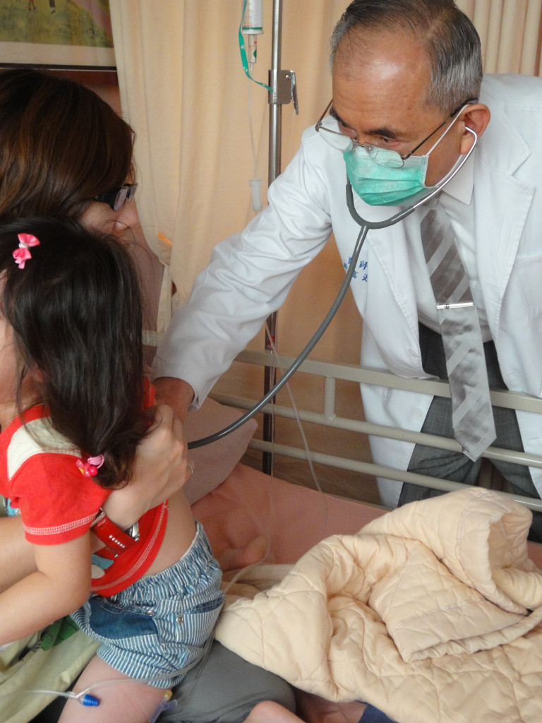 他溫暖旳雙手與仔細的問診，解開了許多尖端儀器都解不開的謎。圖片取自馬偕院訊