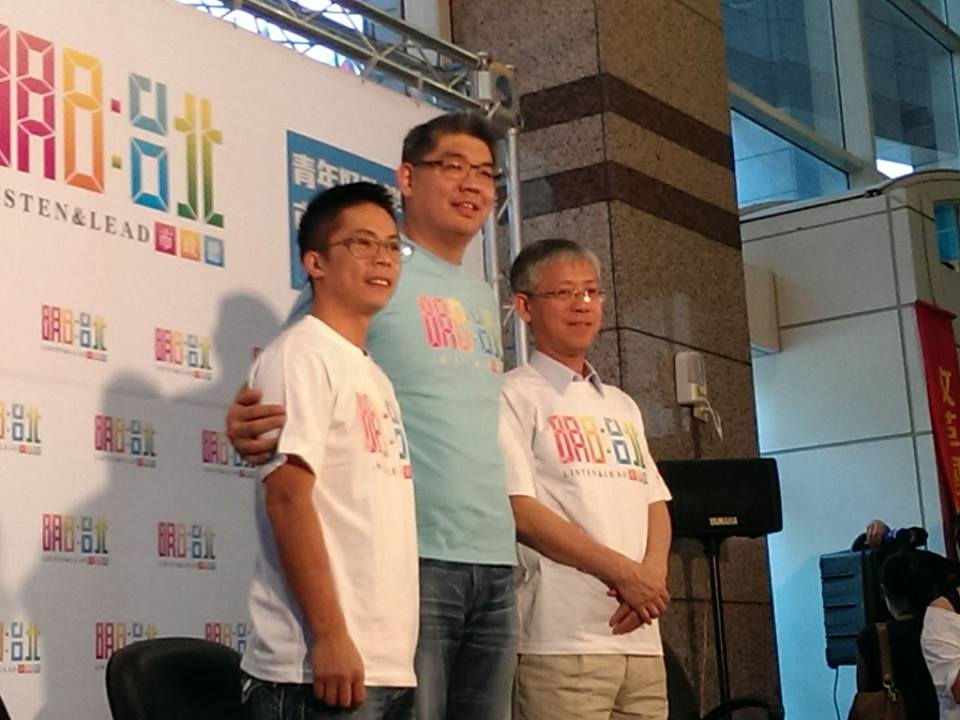 國民黨台北市長參選人連勝文(右二)今（21）日公布青年政策，找來中華民國創業投資商業同業公會秘書長蘇拾忠(右一)及青年創業代表林義傑(右三)幫忙站台。(記者唐詩攝影)