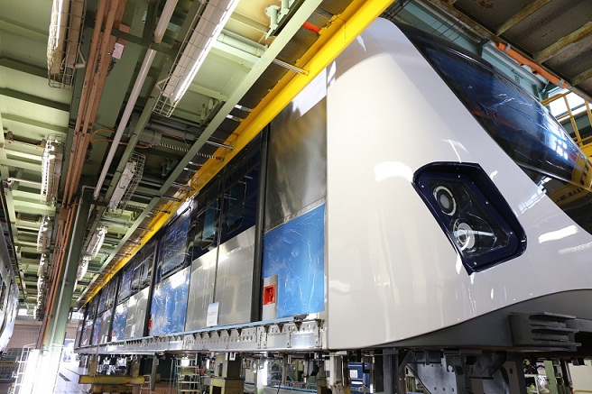 在日本川崎重工神戸工廠組裝中的中市綠線捷運車廂首度曝光，為不銹鋼材質，鋼軌鋼輪，具自動駕駛功能，可望年底運抵台中實地測試。（中市新聞局提供）