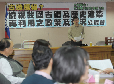 民進黨立委段宜康(後):揭發洪秀柱假學歷,本來是應該與洪站在同一陣線的國民黨高層。(中央社)(資料照片)