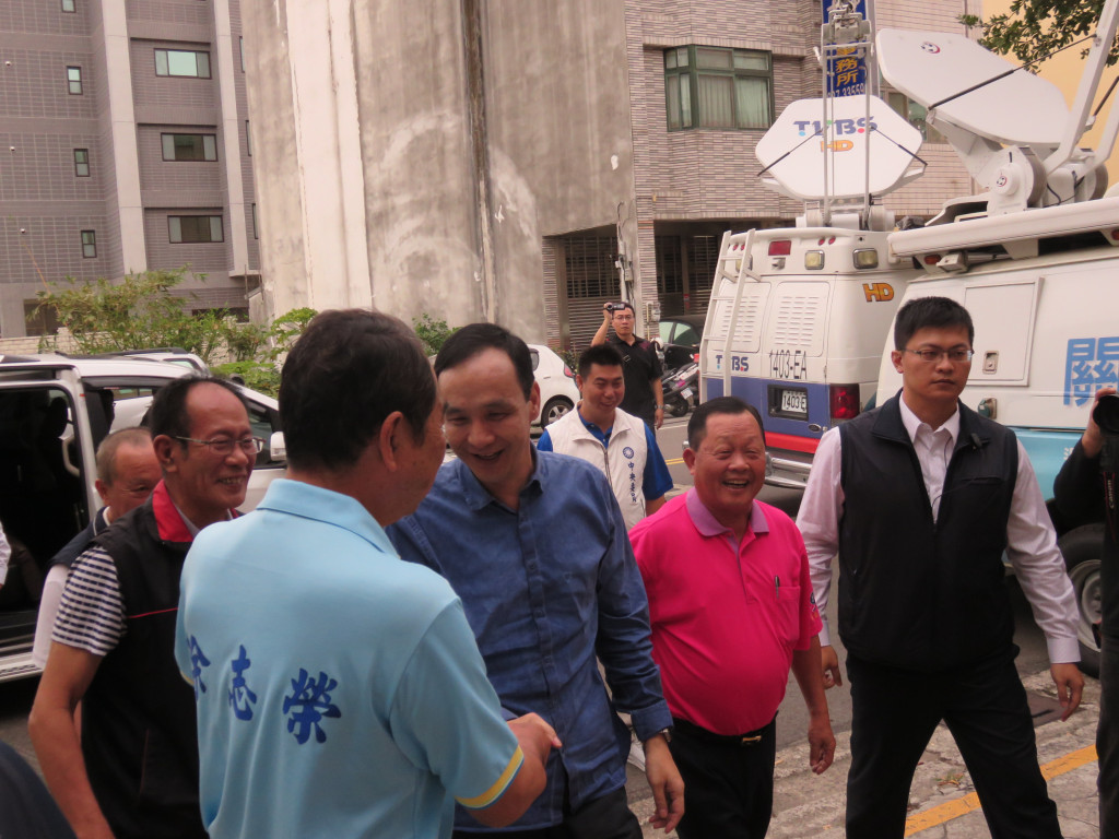 朱立倫一到苗栗縣黨部，縣長徐耀昌、前縣長劉政鴻，以及陳超明、徐志榮二立委立即趨前迎接，但徐耀昌總是跟著朱後面，而劉政鴻則多半走在朱立倫身旁，並與朱熱絡交談，兩人和朱立倫的交情「不一樣」。（記者唐詩攝影）