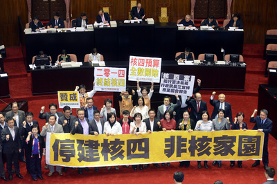 立法院今天上午才三讀通過民國103年國營事業總預算，日前在野抗議停建核四(圖)，民進黨團要求經濟部及台電提出停建核四具體計畫，運轉中核電廠不得申請研議等案，今天經表決遭國民黨擋下不通過。（中央社資料照片）