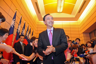 國民黨主席朱立倫（中）對楊志良有意參選大位表示「每位都歡迎，大家都很好」。（資料照片，中央社）20150422