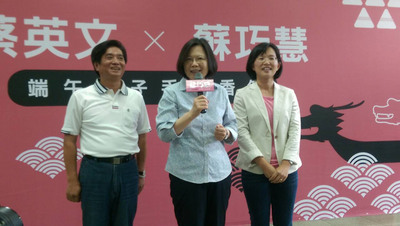 民進黨主席、總統參選人蔡英文（中）出席立委參選人蘇巧慧所辦活動，對洪秀柱民調出線表達祝福。（中央社）20150614