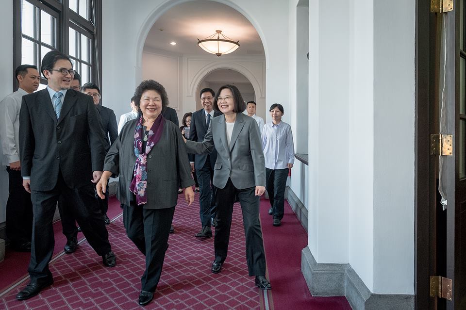 總統府今天早上舉行秘書長交接典禮，由副總統陳建仁監交，陳菊從總統府代理秘書長劉建忻手中接下印信。隨後由總統蔡英文主持宣誓典禮，陳菊宣誓就任後也在總統、副秘書長劉建忻等人陪同下了解總統府環境並與員工們打招呼。圖／翻攝蔡英文臉書