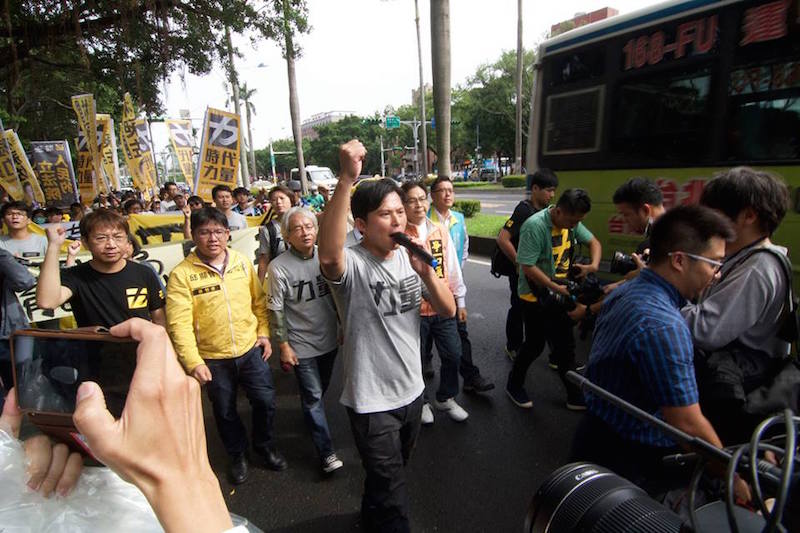 時代力量主席黃國昌率立委參選人由立院轉往總統府抗議「馬習會」出賣台灣主權。（黃謙賢攝）