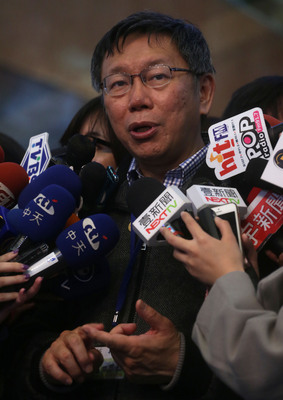 針對台北市停車收費擬採eTag或悠遊卡收費，台北市長柯文哲(見圖，中央社資料照片)26日說，外界質疑，柯文哲說「就咬緊牙關給他罵」，等民眾乖乖改用eTag和悠遊卡繳費後，也就過關了。