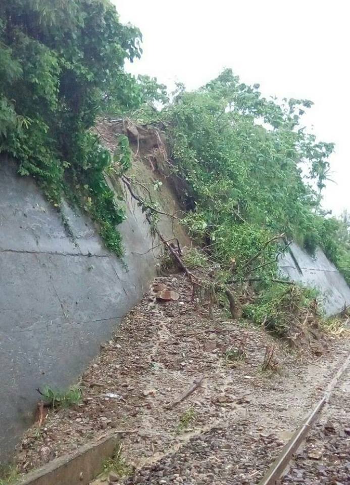 豪雨狂掃花東地區，台東知本、太麻里間發生土石流，台鐵一列車煞車不及撞上，目前工程單位派員清理現場。(圖/擷取自FUN台鐵)