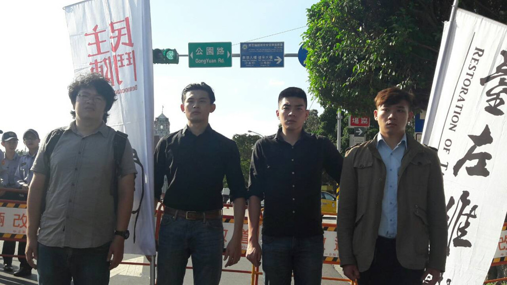 包括民主鬥陣、臺左維新、夢由藝文工作室三個青年團體成員王雲祥、吳濬彥、楊尚恩、羅宜等四人，將前往新加坡表達抗議行動，不料人還沒出國，情治單位就盯上。（記者劉明堂攝）