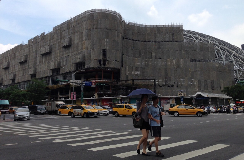 北市一早突宣布擬請銀行團接管大巨蛋，遠雄痛批北市府怎可單方認定違約，銀行團則回應：未獲通知不便評論。（圖為大巨蛋工程，陳文蔚 攝20160616）