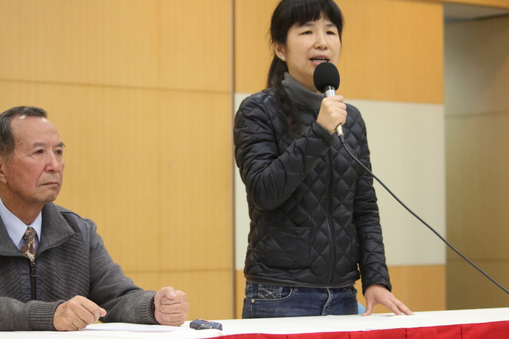 惹出阿帕契風波的中校勞乃成父親勞則康（左）與姊姊勞乃慧出面說明，她強調勞家不是權貴，盼社會還他們公道。（記者何豪毅攝）20150409