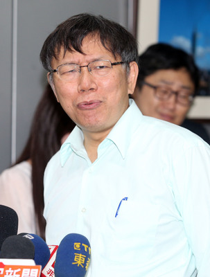 台北市長柯文哲打算以監視器抓違停，桃園地院法官錢建榮拿出免罰判決回嗆「看是誰腦袋裝大便」。（資料照，中央社20150428）