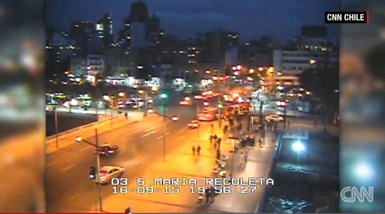全球震不停，除了台灣昨日一整天籠罩在餘震壓力外，南美洲的智利也在今日凌晨發生規模8.3強震，引發海嘯不但讓當地沿海城鎮淹水，也威脅至夏威夷。（圖片擷取自CNN畫面）