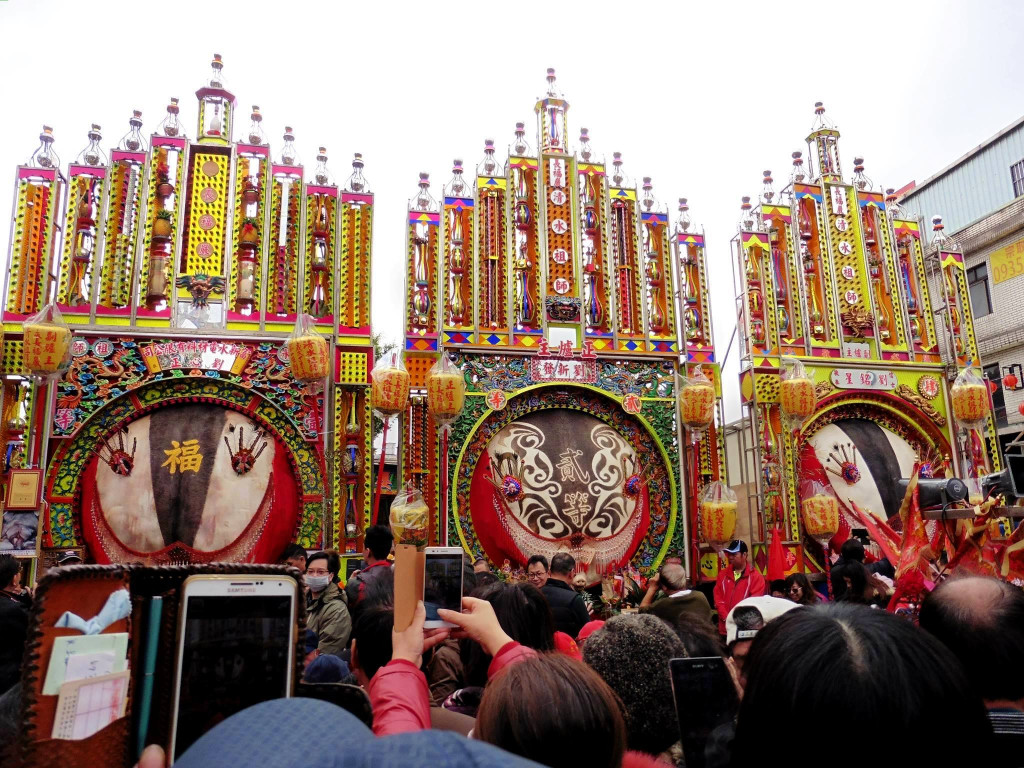 三峽神豬祭典現場，神豬體重、體型超大，人聲鼎沸。但當以虐養、虐殺的病神豬，獻給慈悲的觀音，觀音菩薩會歡喜? 抑或心痛至極！圖／台灣動物社會研究會提供