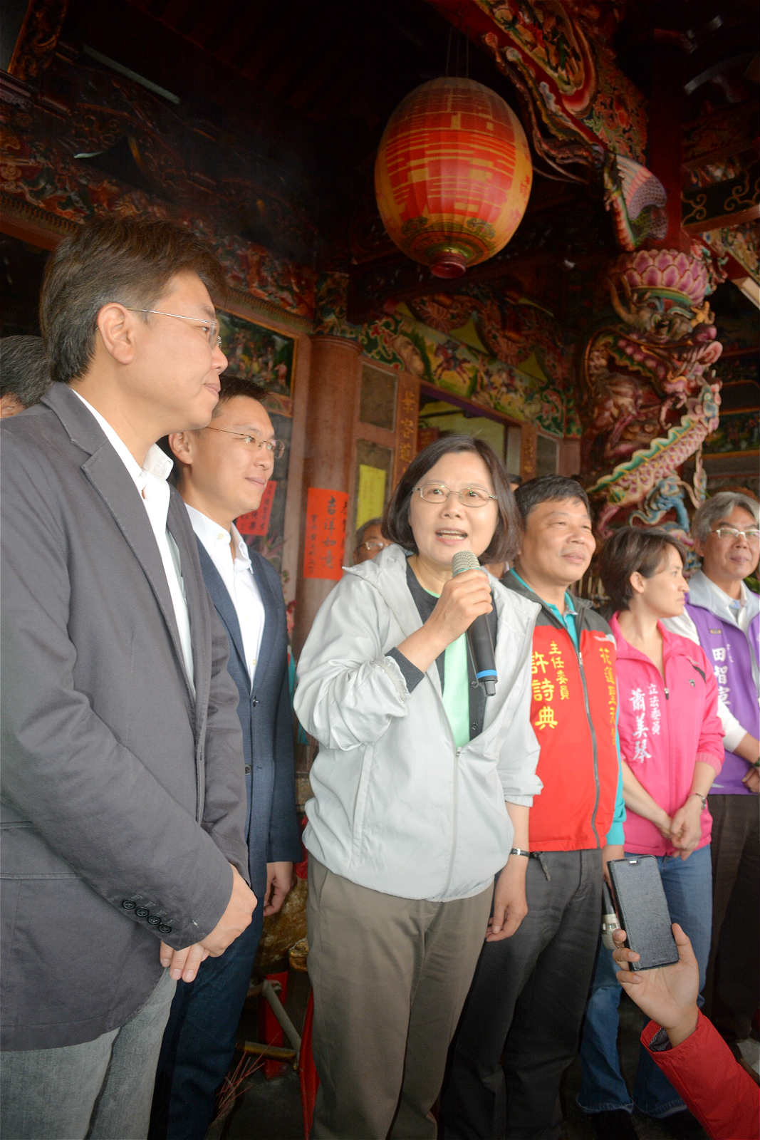 民進黨主席蔡英文大年初五今天一早到花蓮市帝君廟參拜並發送福袋。（王維攝）