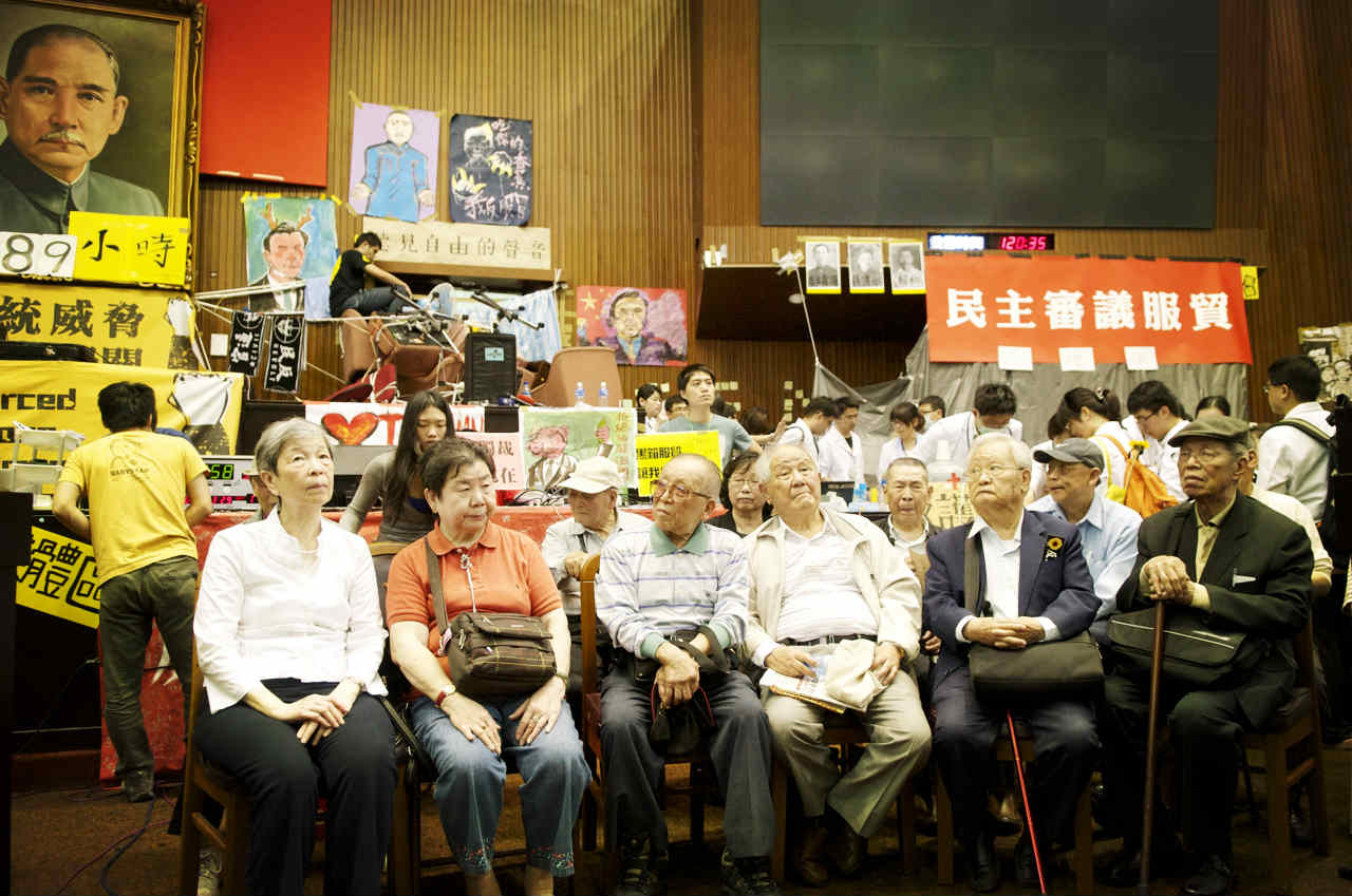  (右起)陳孟和、林約幹、吳聲潤、蘇友鵬等10餘位政治受難者及家屬到立院幫學生加油打氣(攝影:黃謙賢)