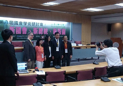東吳大學政治系、國會研究中心主辦「第八屆國會學術研討會」，21日起為期兩天在外雙溪校區國際會議廳舉行，立法院長蘇嘉全（後右2）應邀發表「陽光新國會，民主零距離」專題演講。（中央社）