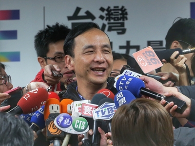 國民黨總統候選人朱立倫(見圖,中央社資料照片)表示,若他當選,方向正確,桃園機場超過5000萬人次都沒問題」。