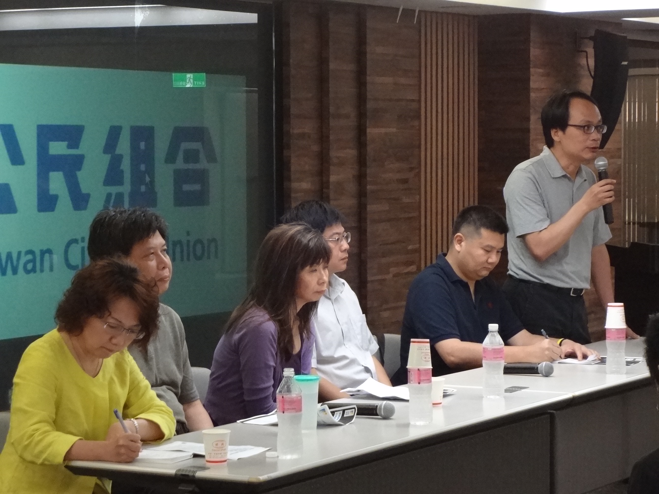 公民組合發起人之一、中山大學社會系副教授蔡宏政（右3）今天指出，台灣當前的經濟問題，不在自由化或與簽定FTA問題，而在產業政策。（劉明堂攝）