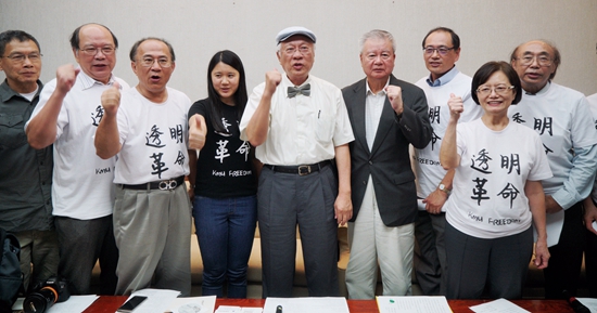 高醫海內外校友齊聚，點名陳家董事會，不當介入高雄醫學大學人事採購、霸佔學校收入，必須追究法律責任、清除、解散董事會。圖／張良一